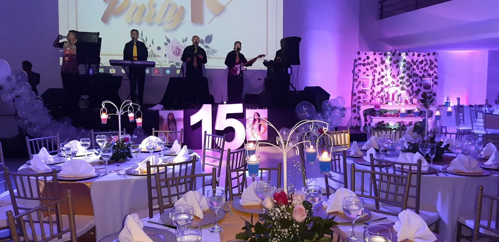 Montaje de mesas para una celebración atendida por OCS Asesorías
