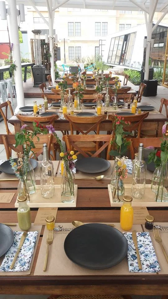 Montaje de mesas para un evento en hotel